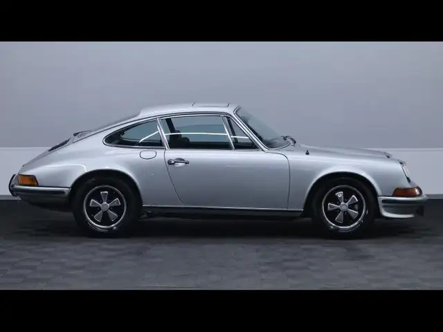 Porsche 911 view 4