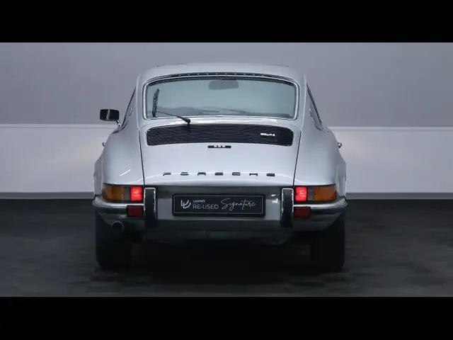 Porsche 911 view 6