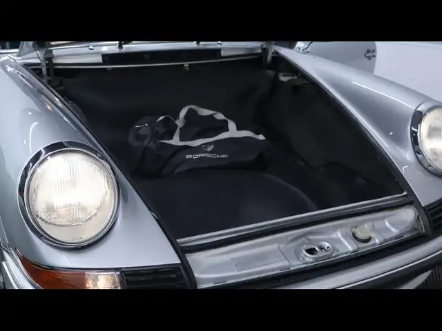 Porsche 911 view 8