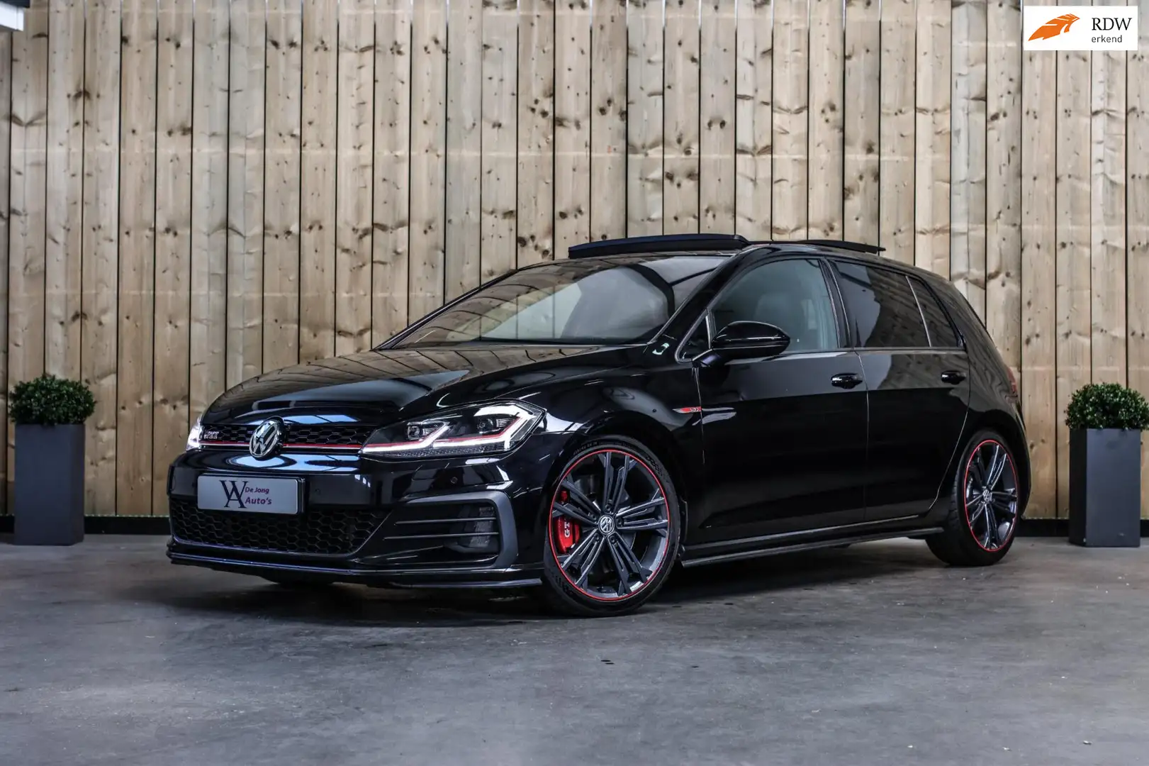 Volkswagen Golf GTI 2.0 TSI Performance *Pano*DCC*Dynaudio*Leder*Camer Zwart - 1