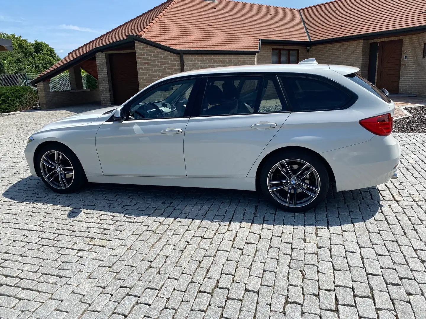 BMW 318 318d Touring Aut. Blanc - 1