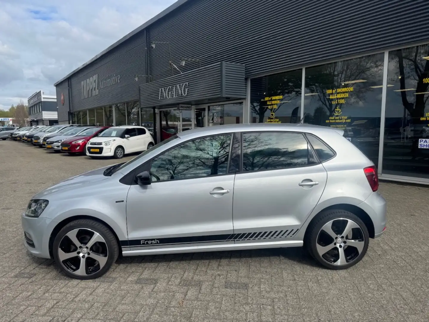 Volkswagen Polo 1.0 FRESH comfortline Incl. Airco/ Cruise/L.M.! Grijs - 2