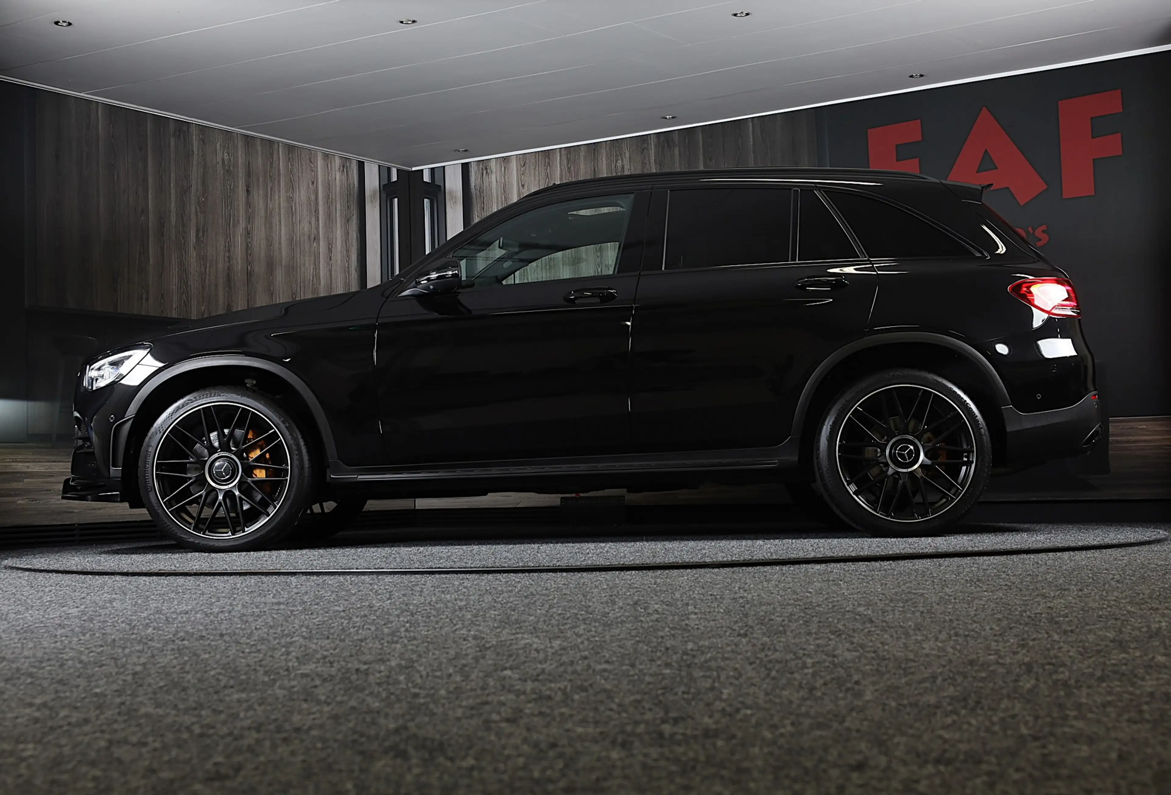 Mercedes-Benz GLC 300 300e 4MATIC AMG 63 Look / Head Up / Memory / Open — photo 40
