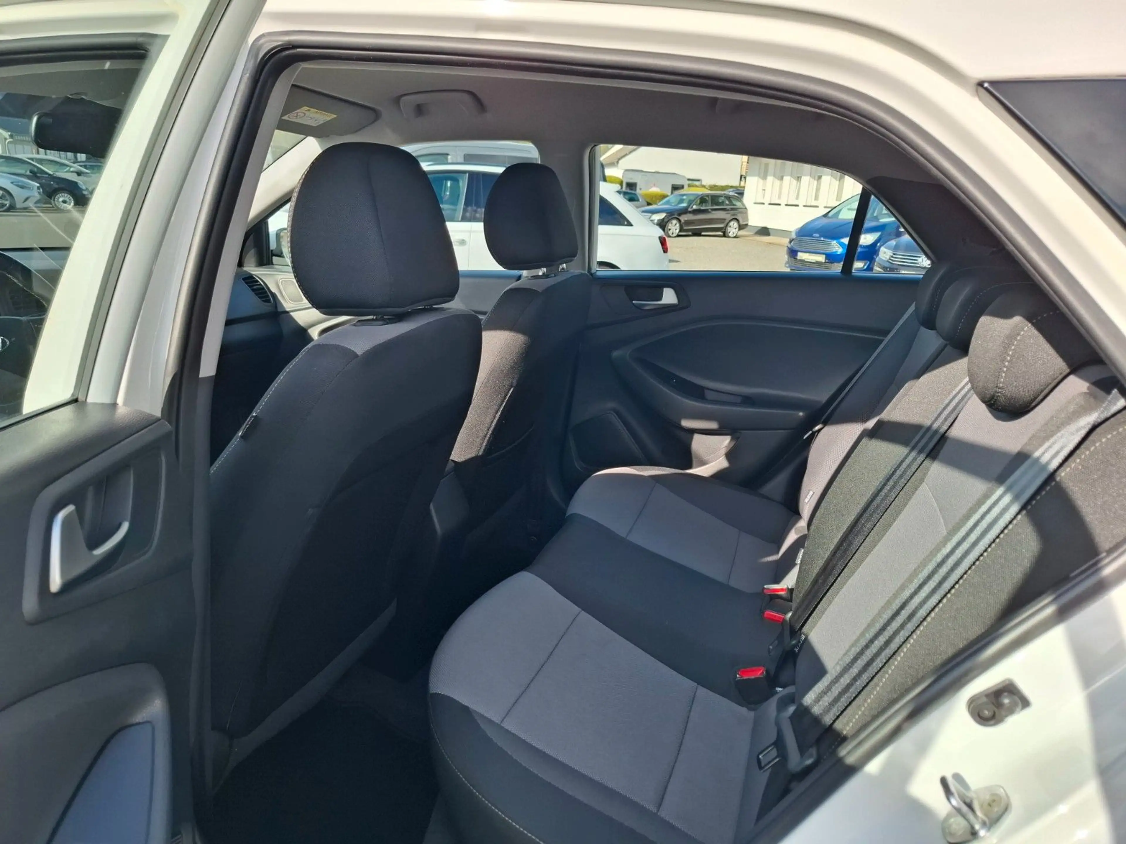 Hyundai i20 1.4 Trend Aut. KLIMA / USB / TEMPOMAT — photo 6