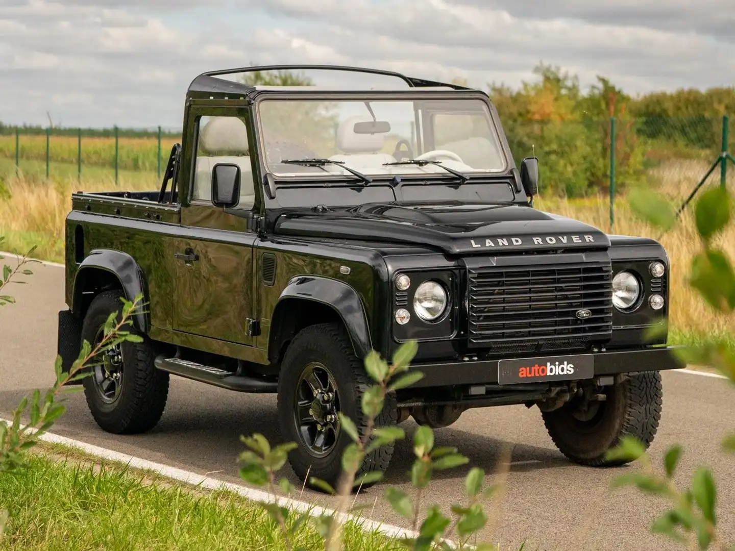 Land Rover Defender 90 Soft-Top Overland .Black Edition. Schwarz - 1