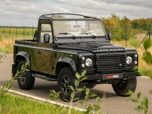 Land Rover Defender 90 Soft-Top Overland .Black Edition.