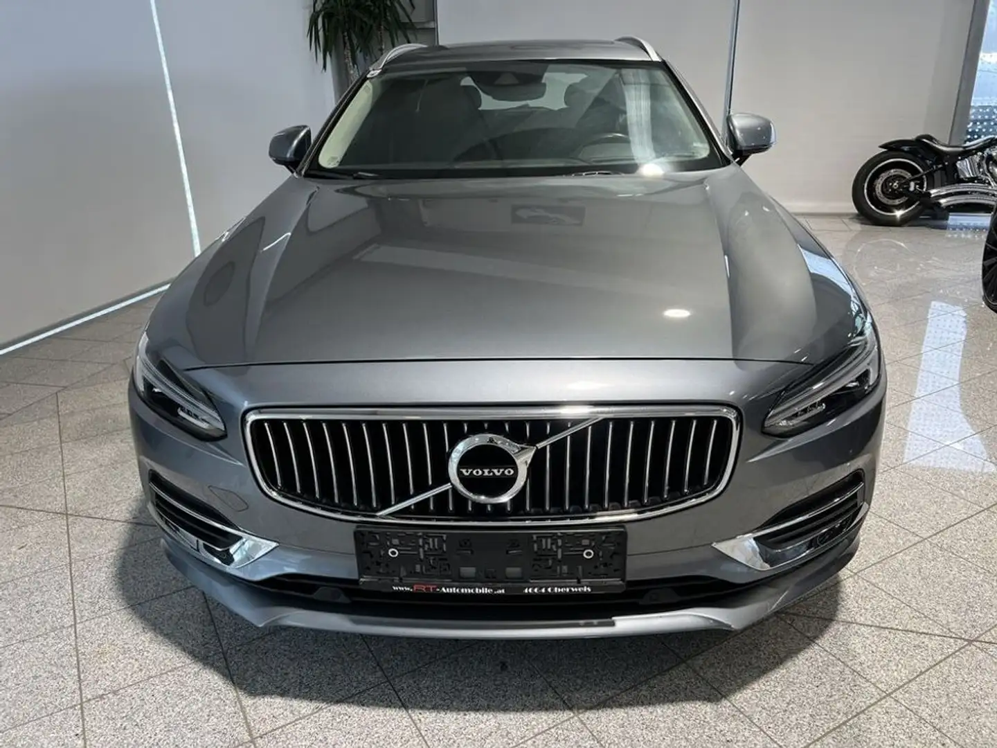 Volvo V90 2.0 T8 Plug-In Hybrid Inscription AWD Grau - 2