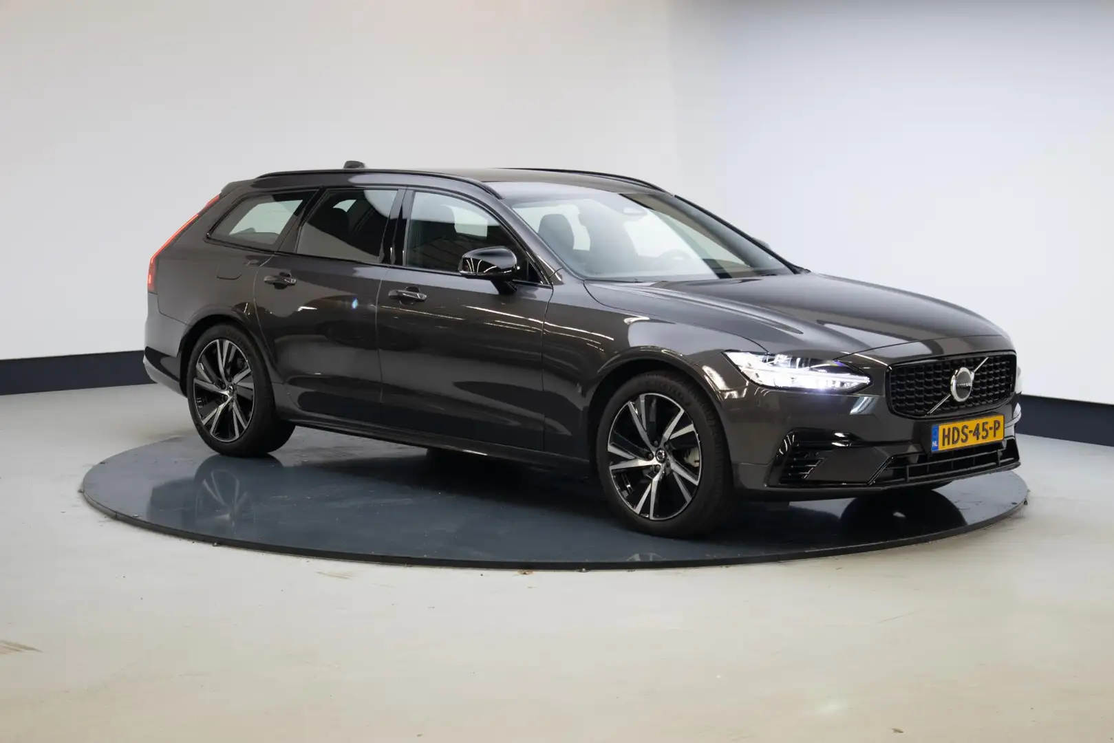 Volvo V90 2.0 T6 AWD Recharge Plus Dark Grijs - 1
