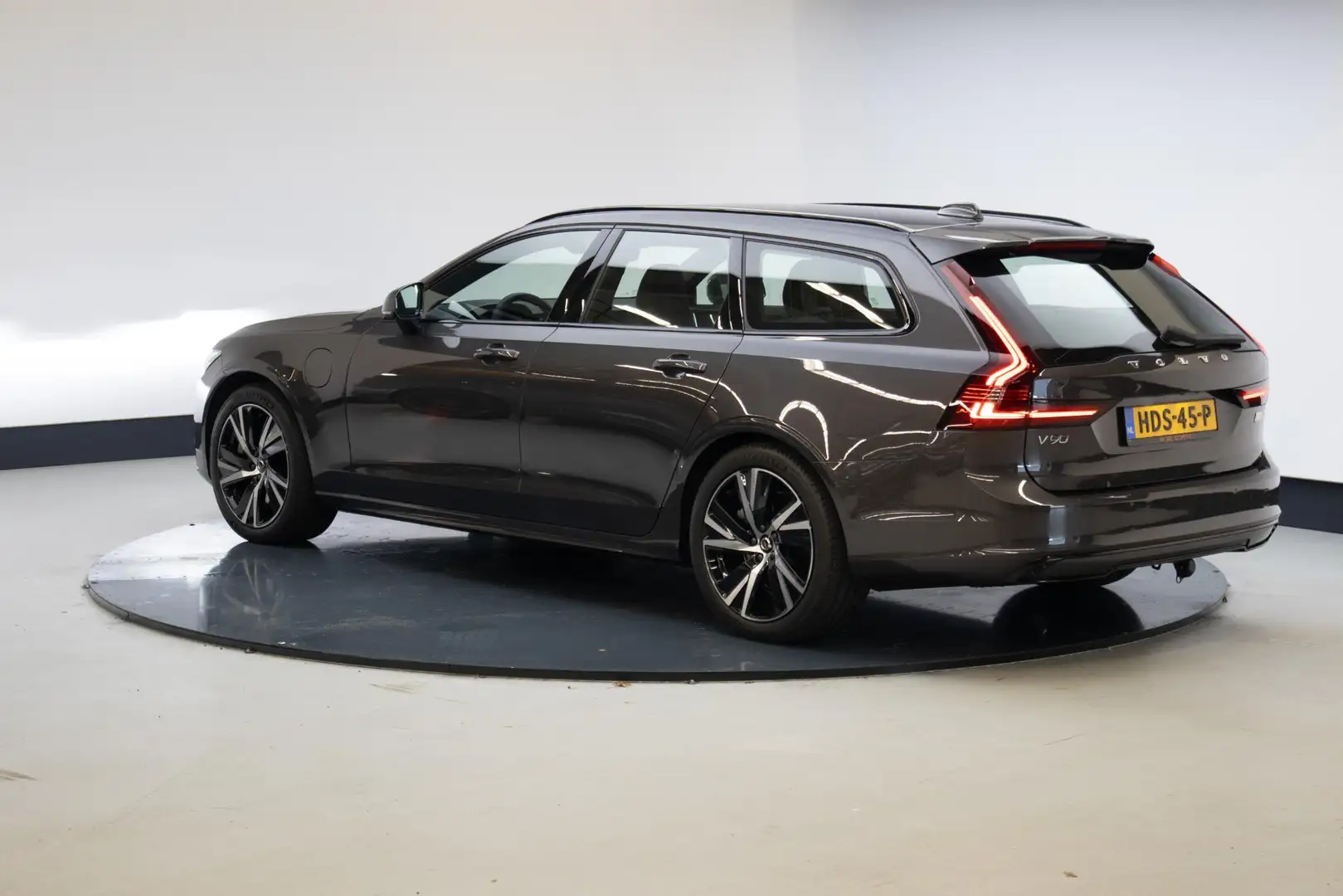 Volvo V90 2.0 T6 AWD Recharge Plus Dark Grijs - 2