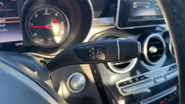 Mercedes-Benz C-Class view 13