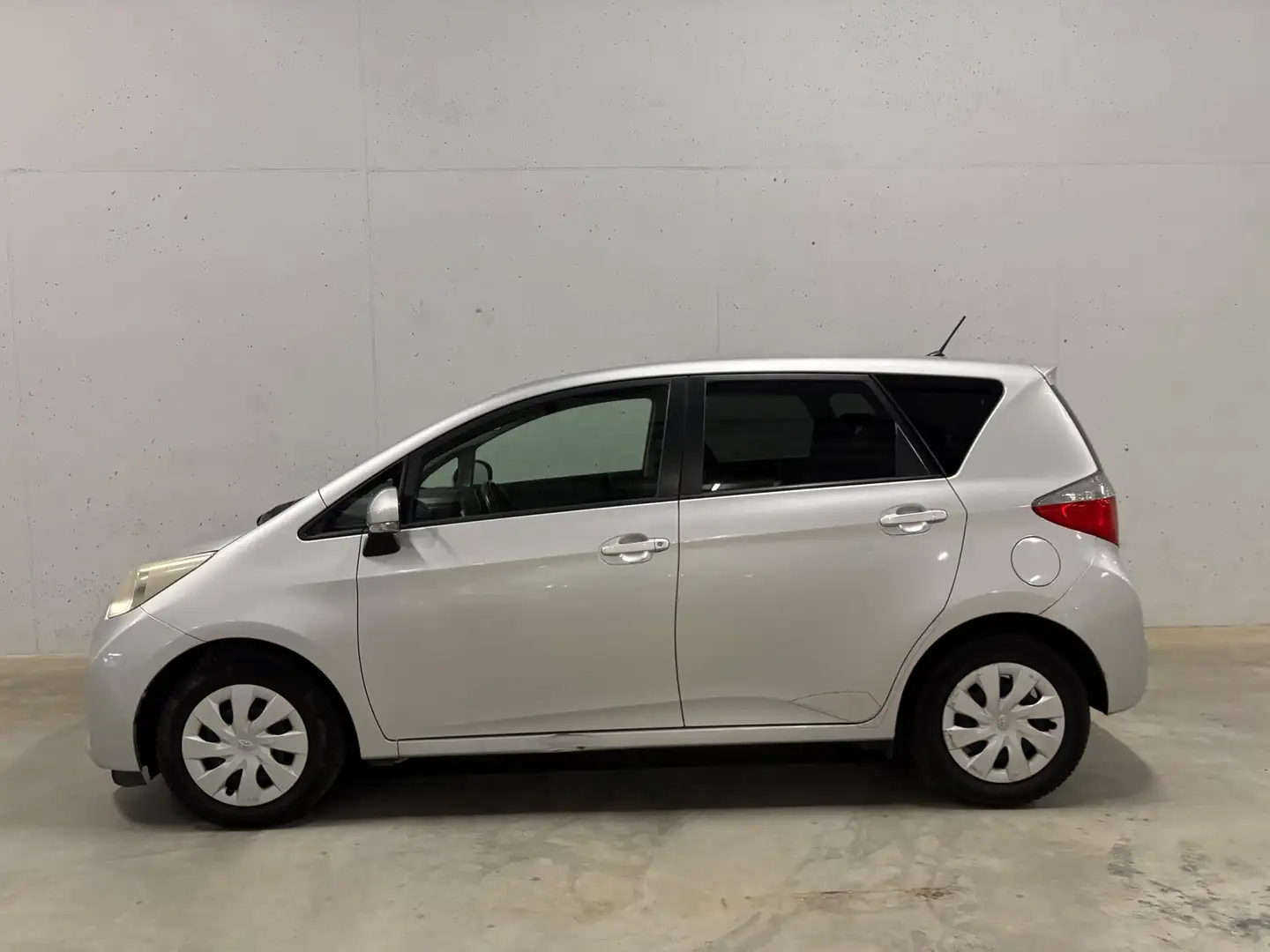 Toyota Verso-S 1.3 VVT-i Aspiration Automaat Pano Navi Clima Grijs - 2