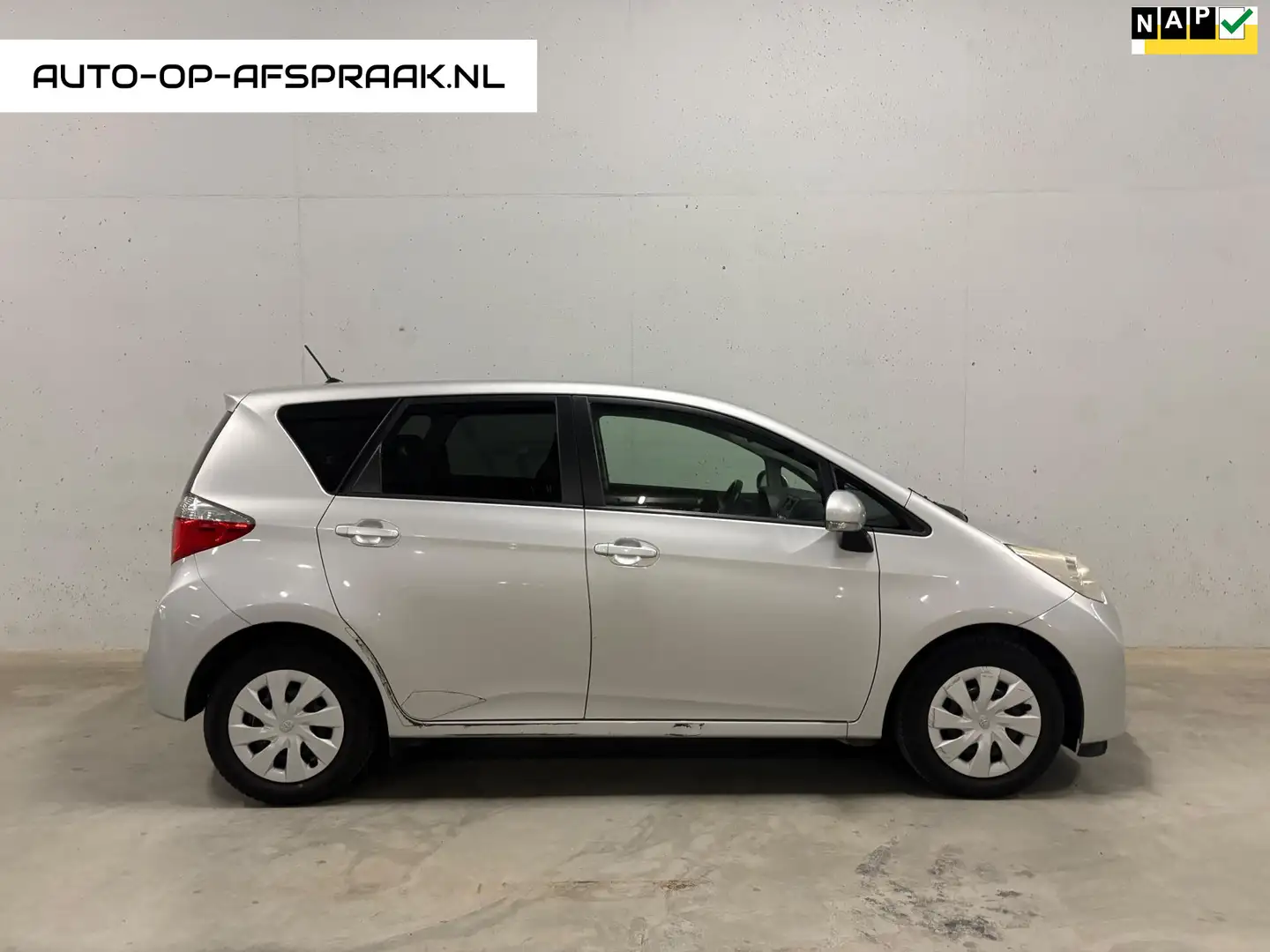 Toyota Verso-S 1.3 VVT-i Aspiration Automaat Pano Navi Clima Grijs - 1