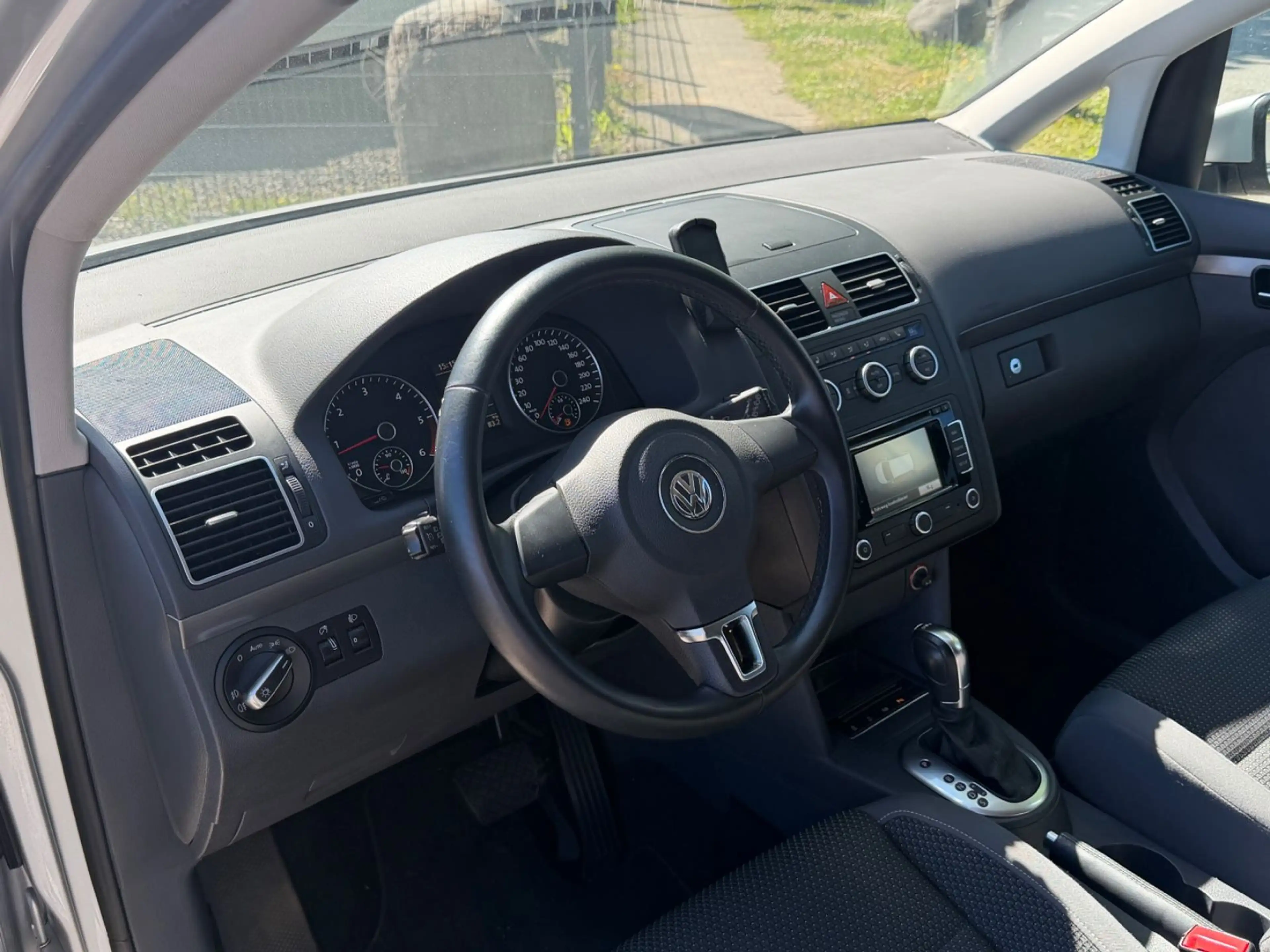 Volkswagen Touran 1.6 TDI Comfortline DSG Temp Navi PDC — photo 12