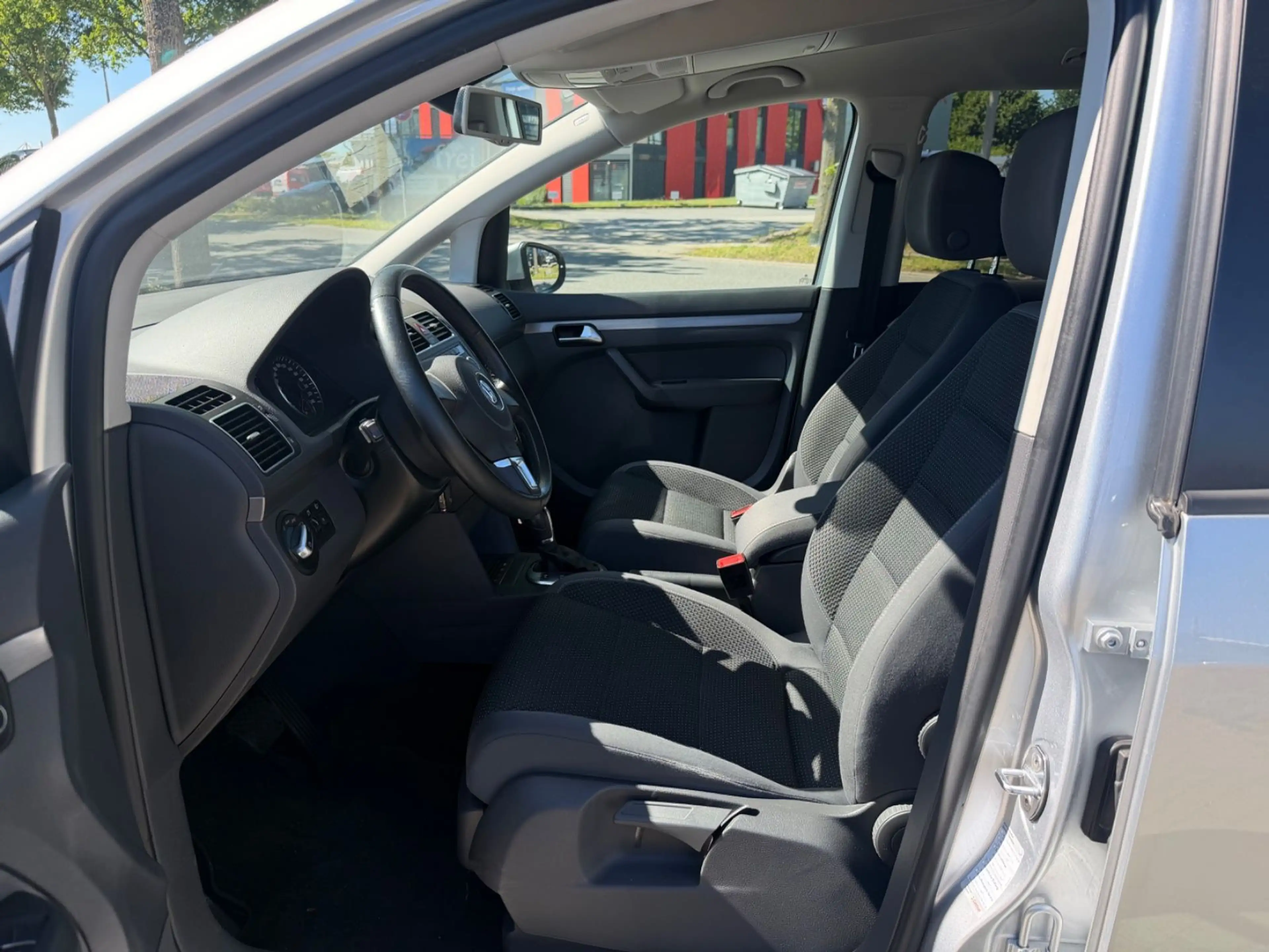 Volkswagen Touran 1.6 TDI Comfortline DSG Temp Navi PDC — photo 11