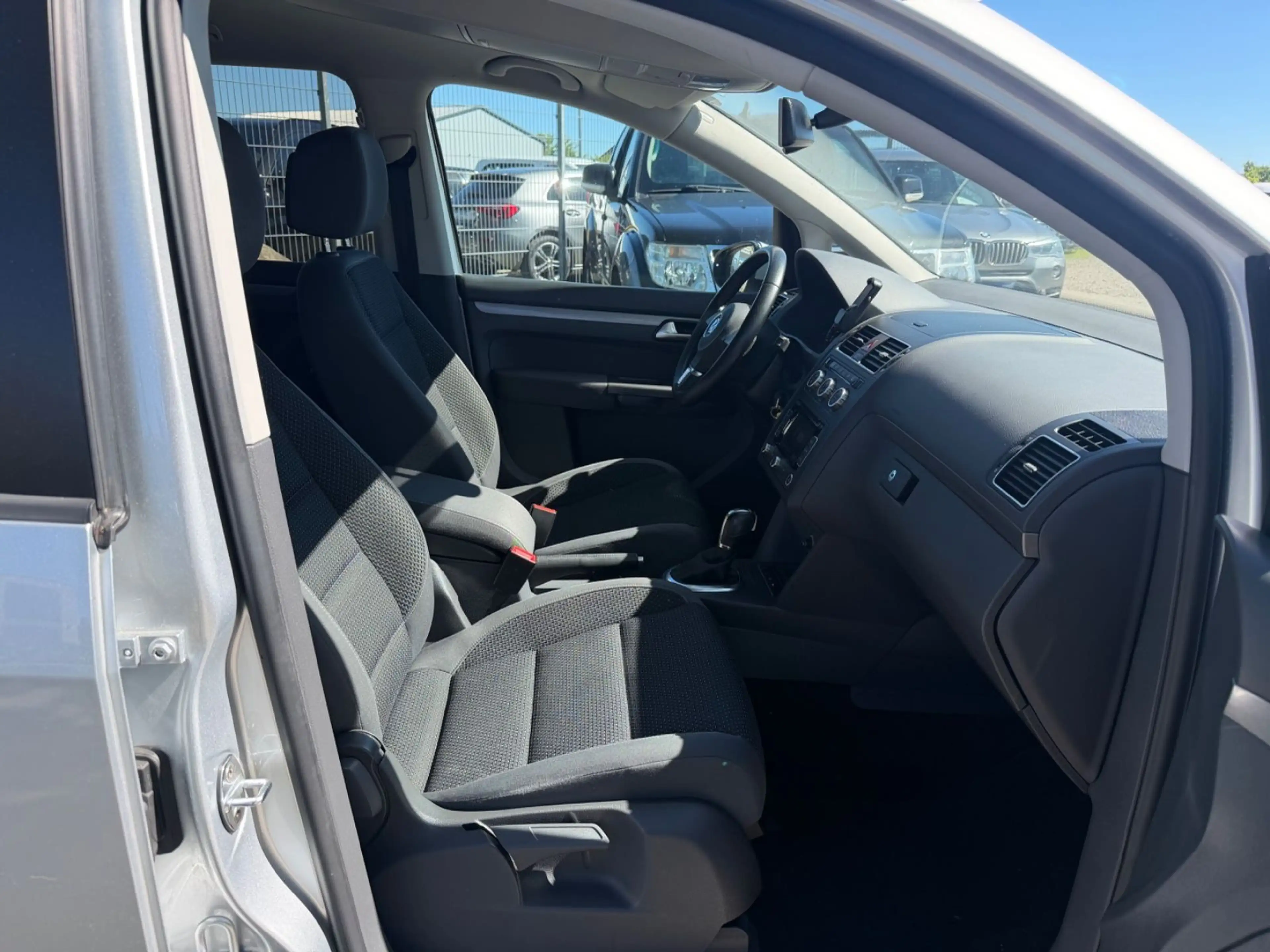 Volkswagen Touran 1.6 TDI Comfortline DSG Temp Navi PDC — photo 15