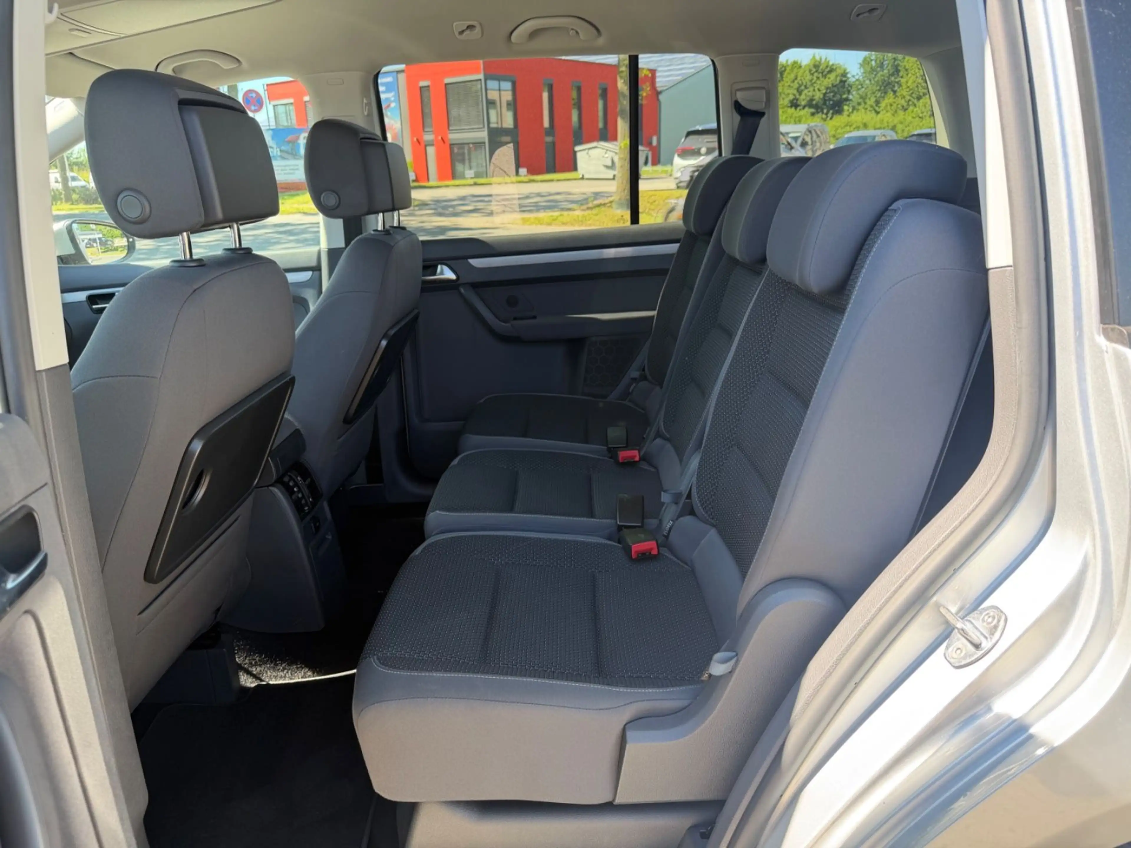 Volkswagen Touran 1.6 TDI Comfortline DSG Temp Navi PDC — photo 13