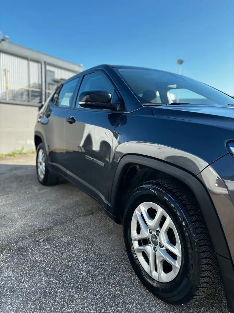 Jeep Compass 1.6 Multijet II 2WD Sport Grijs - 2