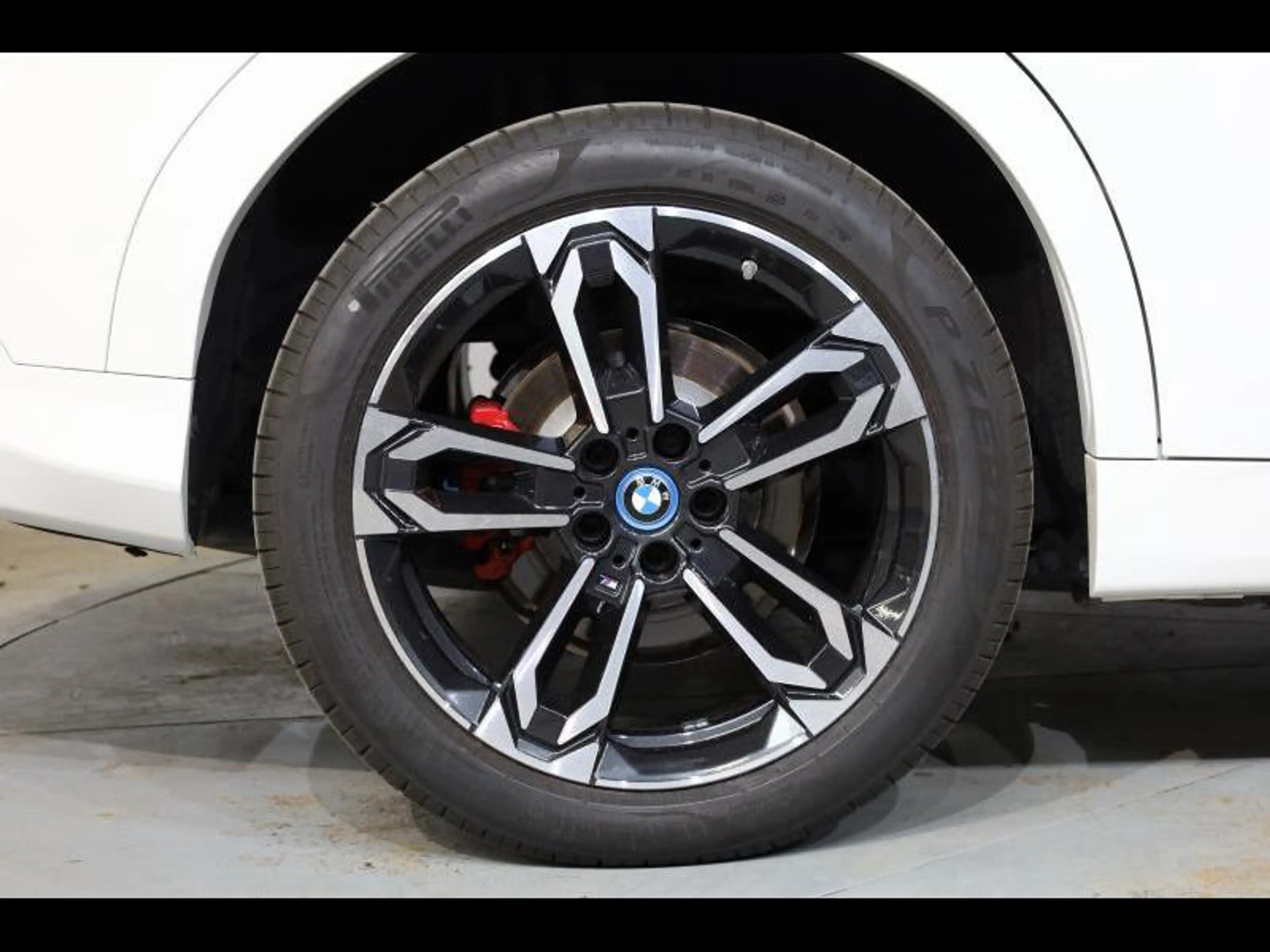 BMW iX2 eDrive20 Kit M Sport — photo 8