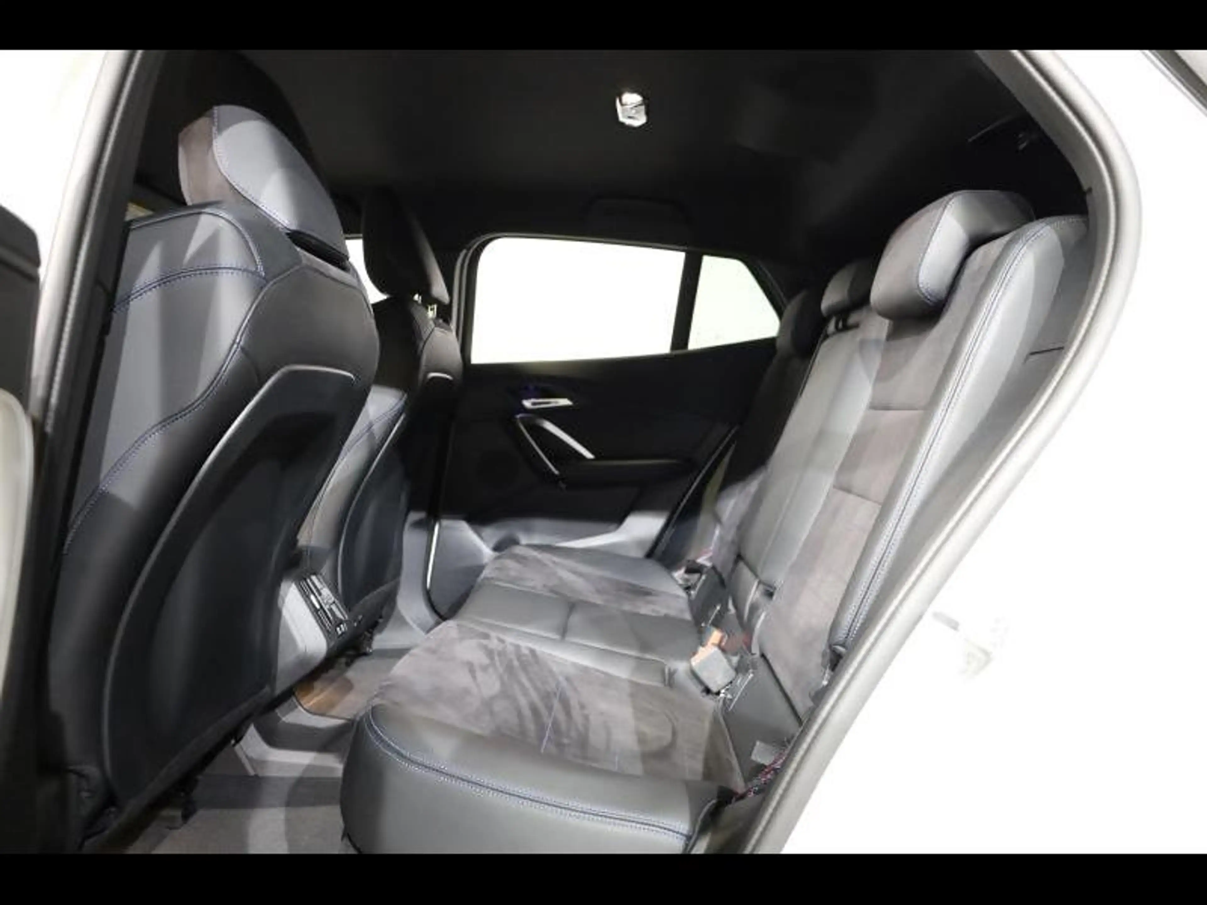 BMW iX2 eDrive20 Kit M Sport — photo 10