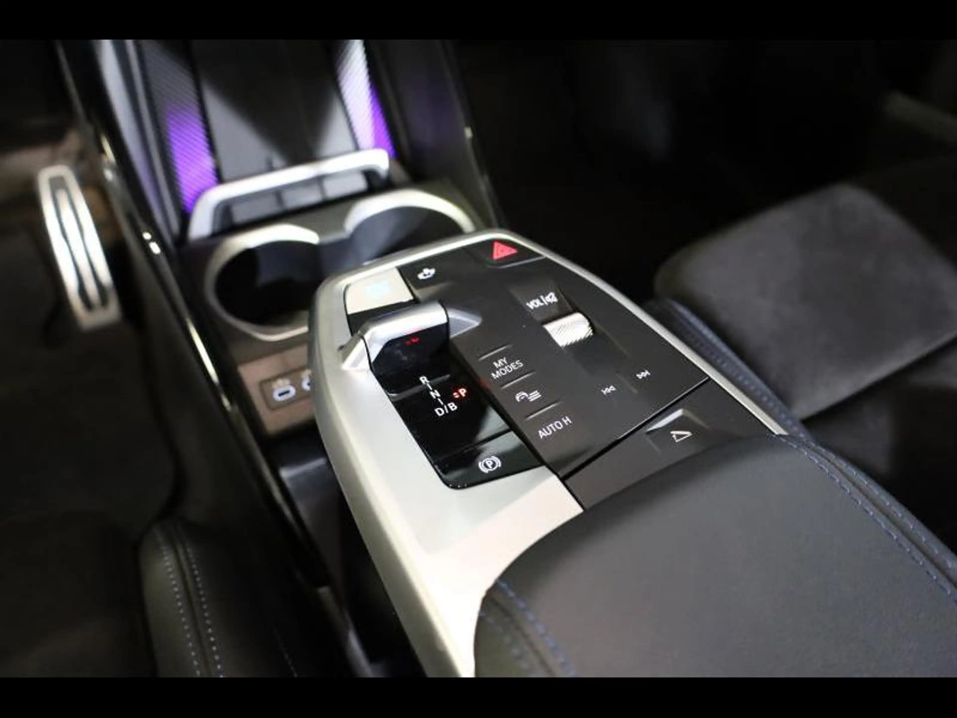 BMW iX2 eDrive20 Kit M Sport — photo 12