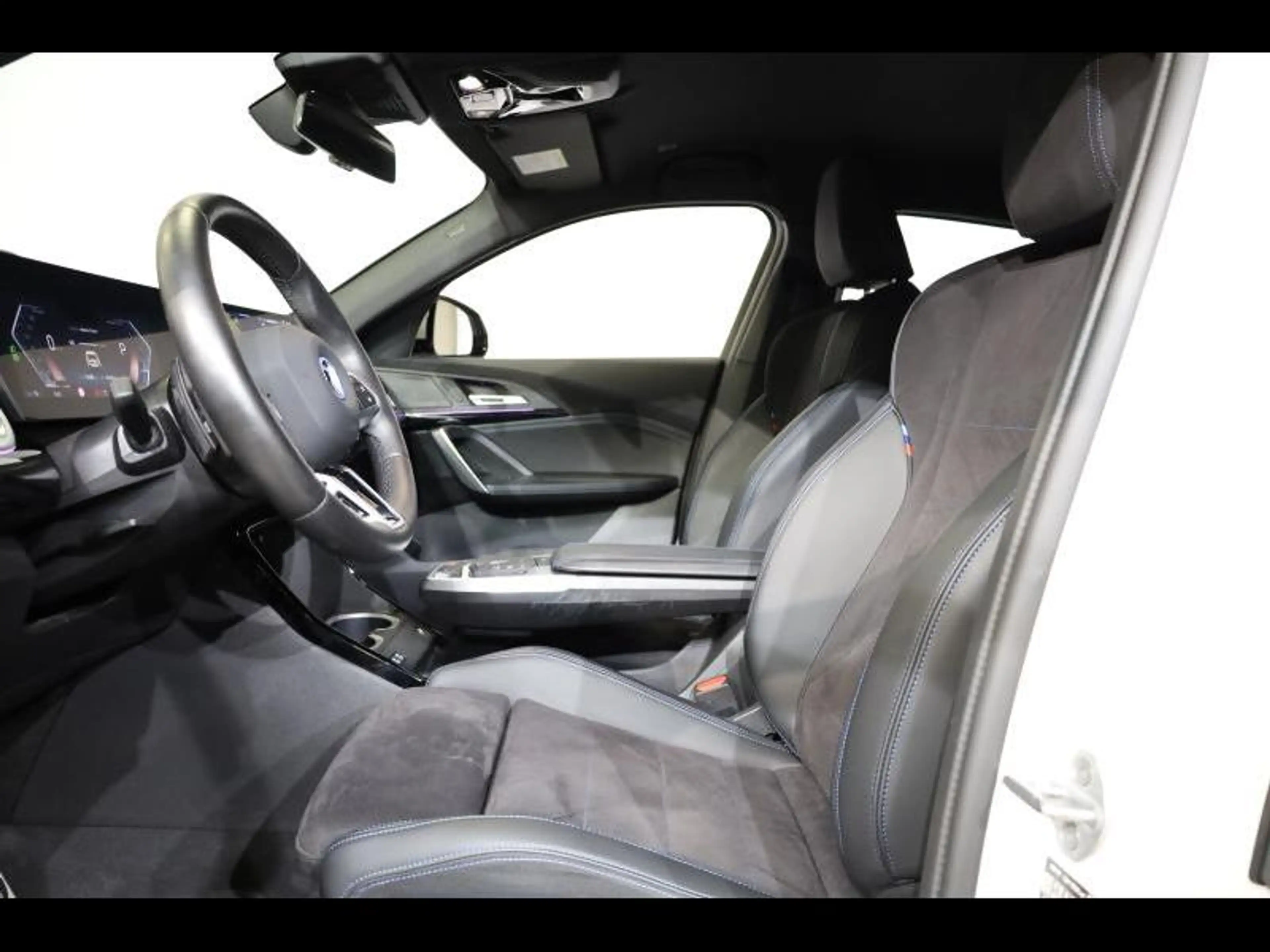 BMW iX2 eDrive20 Kit M Sport — photo 9