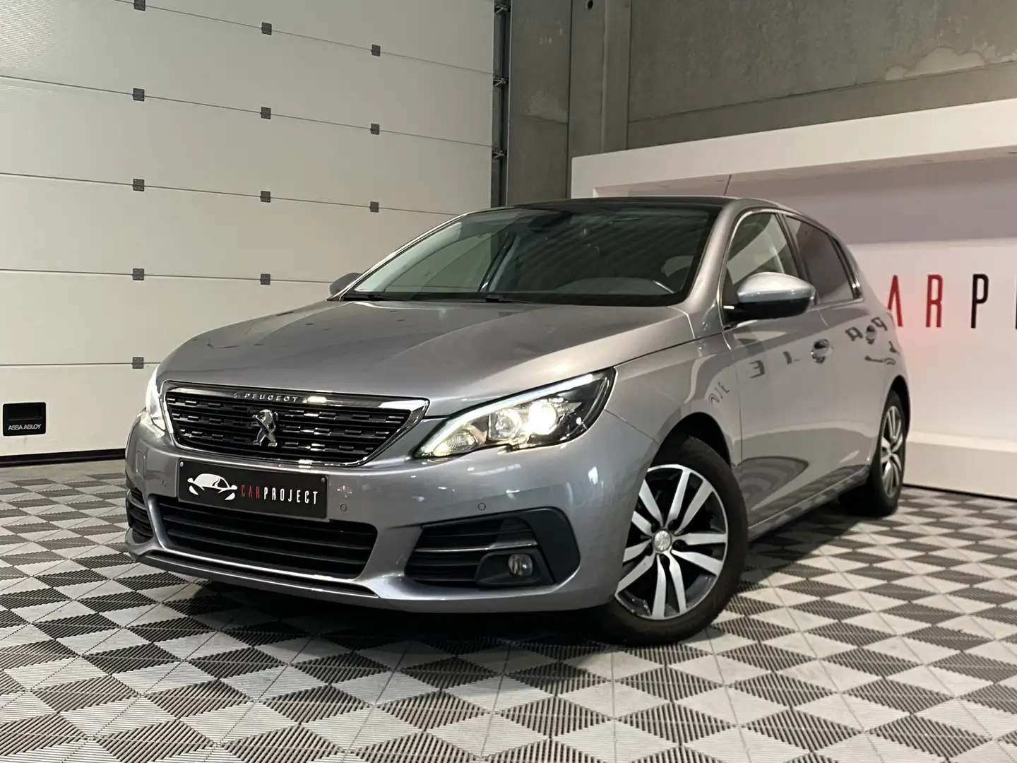 Peugeot 308 1.2i /GPS/PDC AV+ARR+CAM/CARPLAY/TOIT PANO Gris - 1