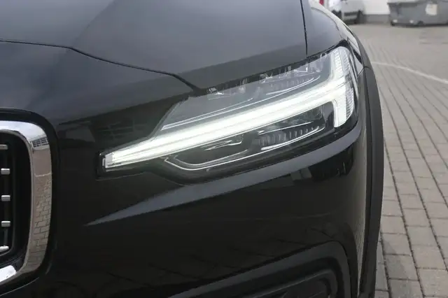 Volvo V60 Cross Country view 9