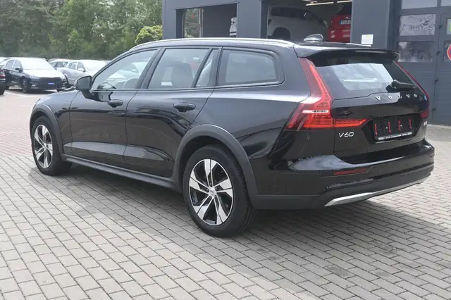 Volvo V60 Cross Country view 3
