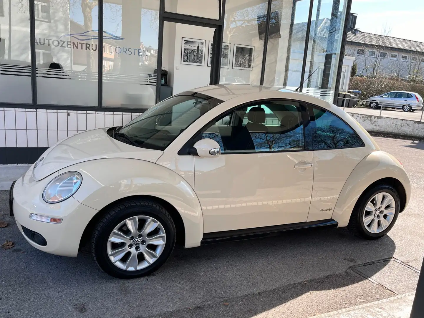 Volkswagen New Beetle Facelift Lim. 2.0l AUTOMATIK/TEMPOMAT Beige - 2