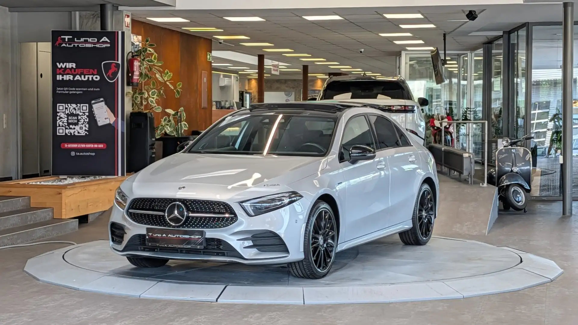 Mercedes-Benz A 250 e AMG-Paket Aut. *Pano*19Zoll*Kamera*Memory* Grau - 1