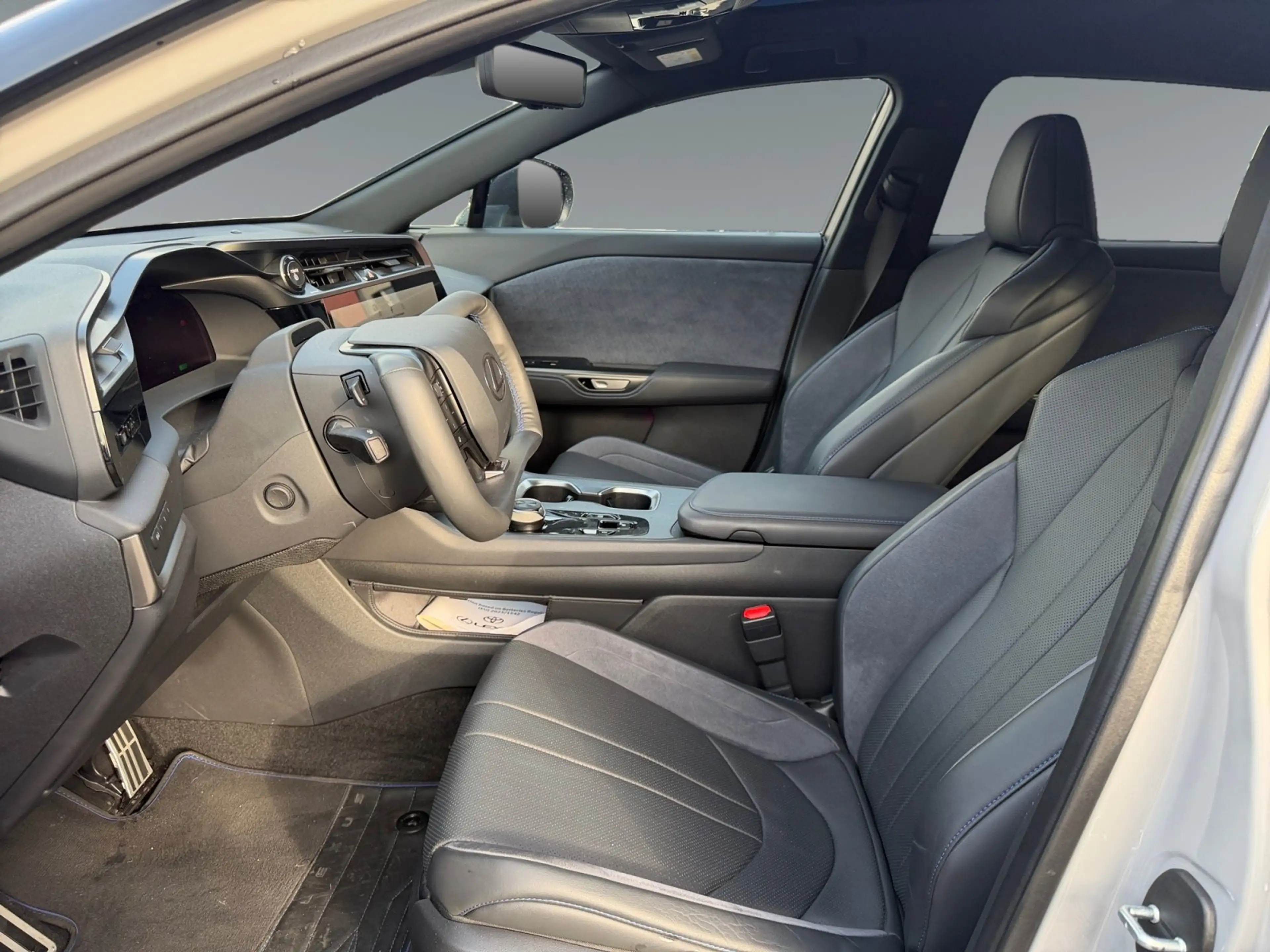 Lexus RZ 550e F Sport — photo 10