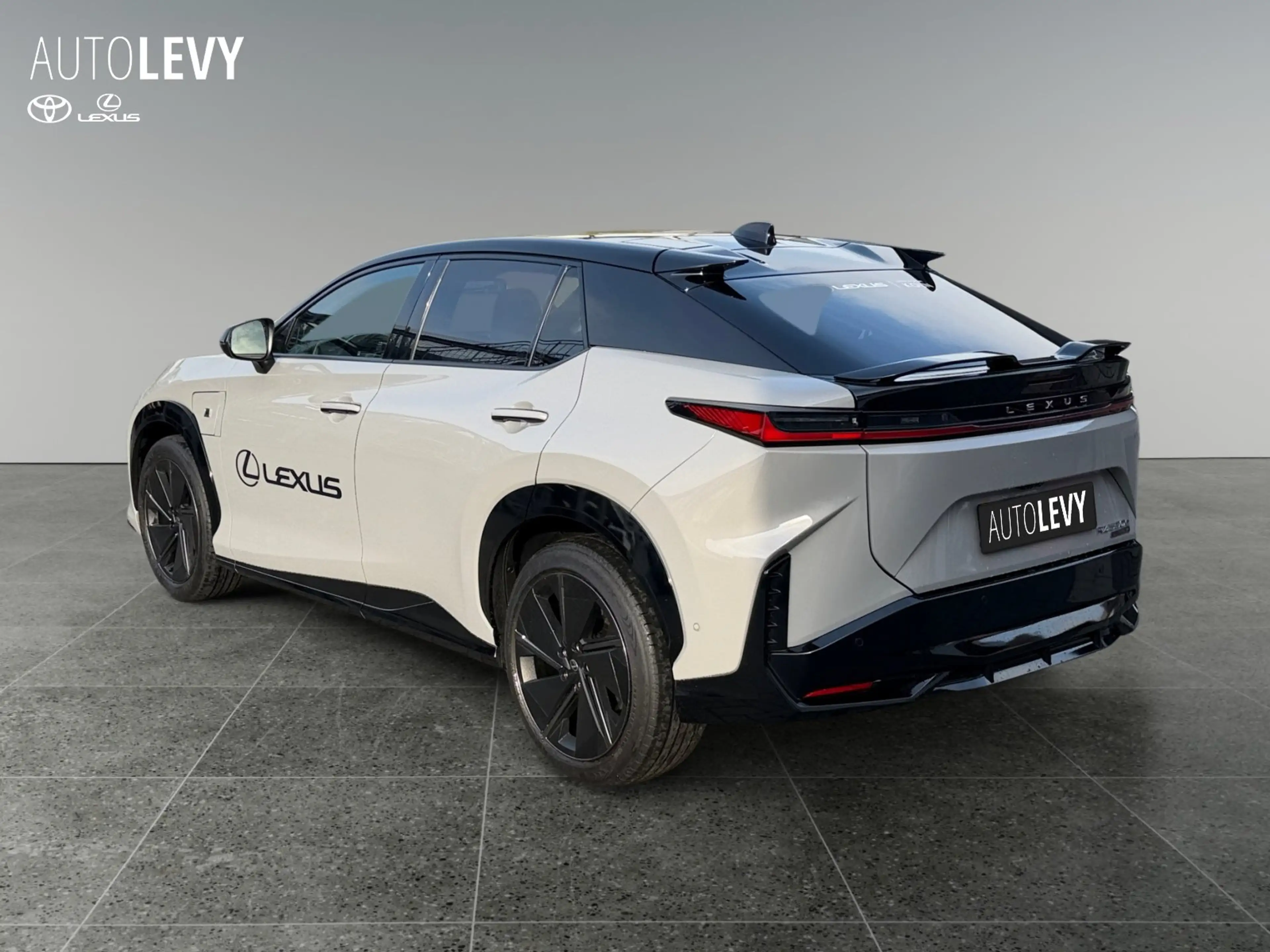 Lexus RZ 550e F Sport — photo 4