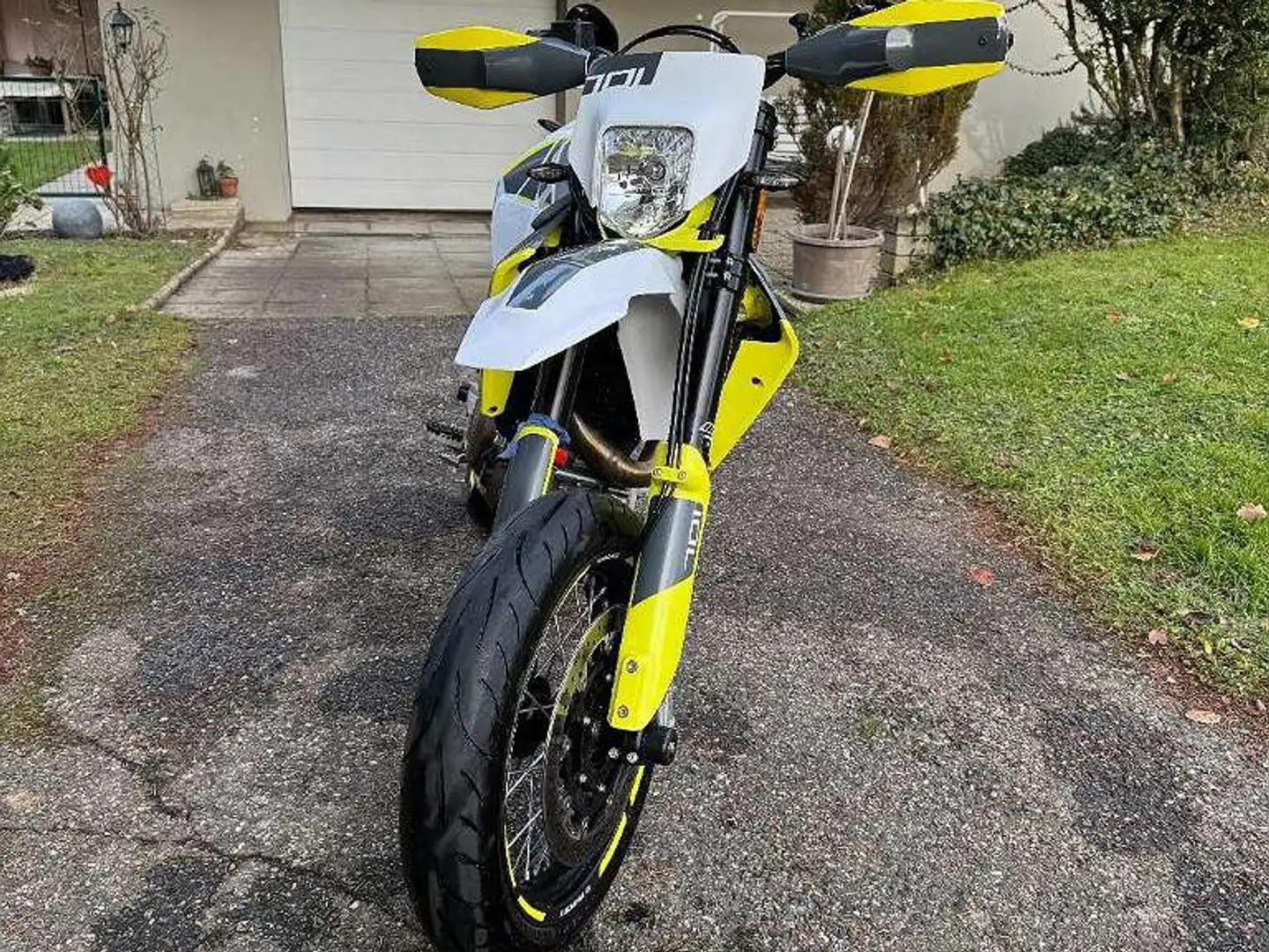 Husqvarna 701 Supermoto Желтый - 1