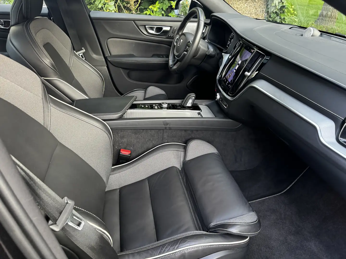 Volvo S60 R Design Schwarz - 2