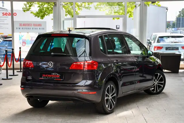 Volkswagen Golf view 2