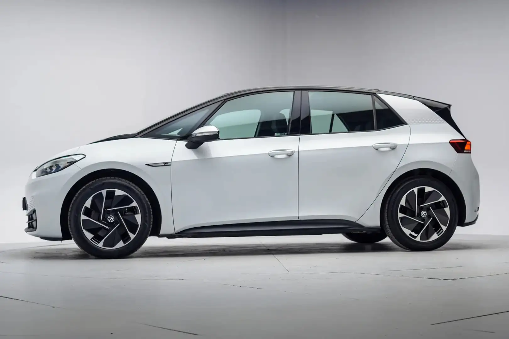 Volkswagen ID.3 First 58 kWh [ Adapt.cruise Virtual Stoelverwarmin Weiß - 2