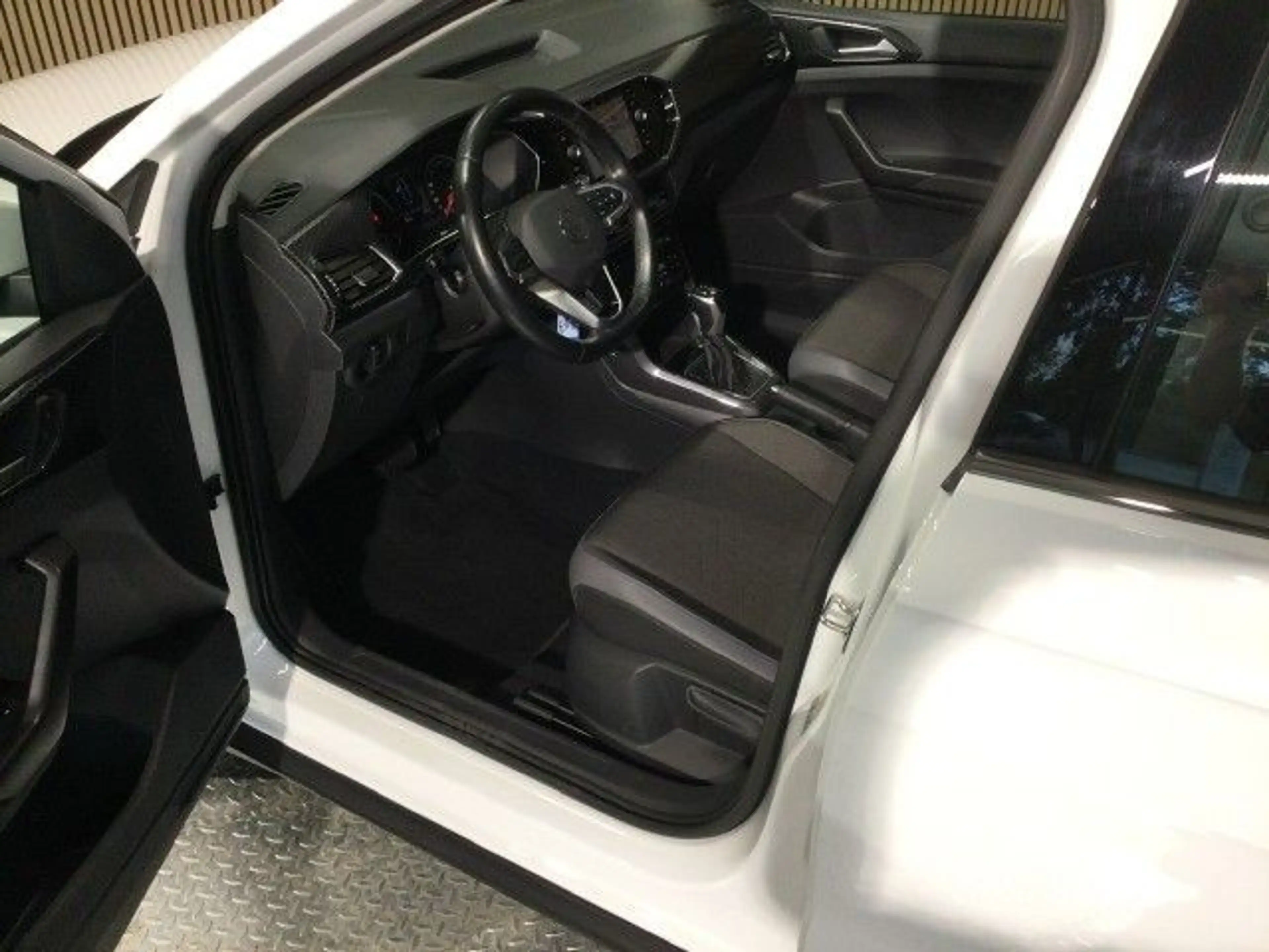 Volkswagen T-Cross 1.5 TSI DSG Style LED ACC PDC SHZ — photo 4