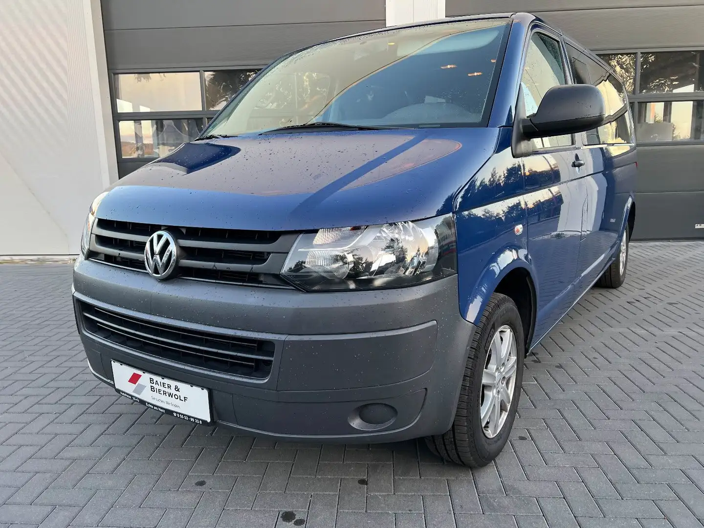 Volkswagen T5 Caravelle lang 8 Sitzer 140PS Navi Klima AHK Blau - 2