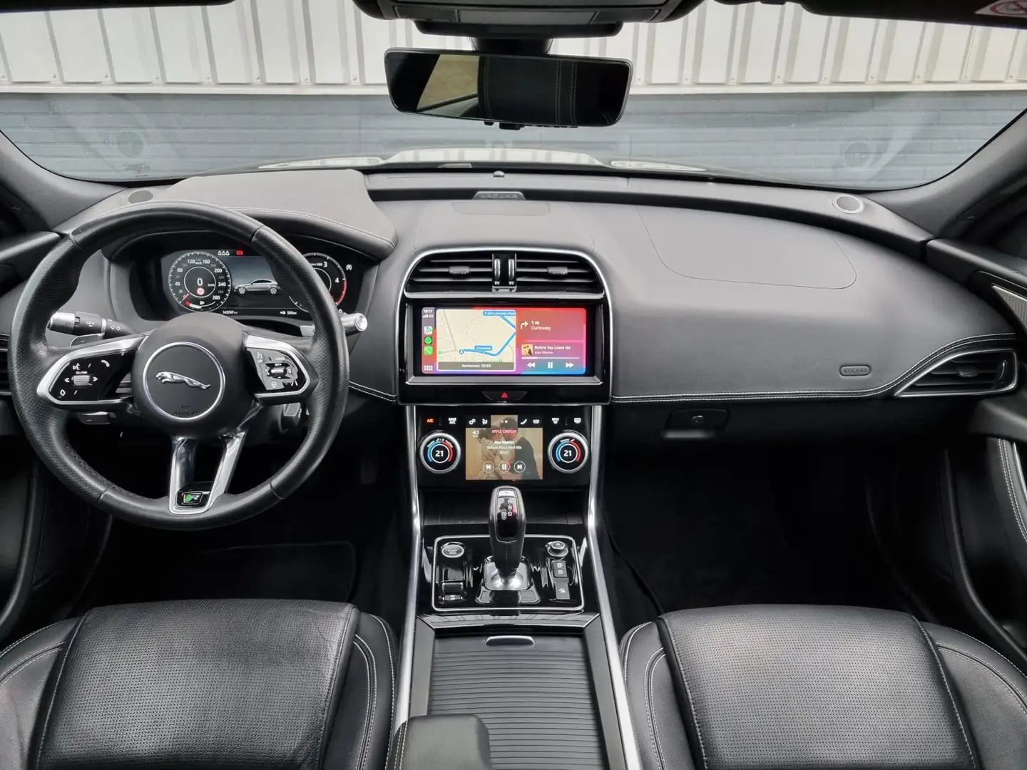 Jaguar XE 2.0 D180 R-Dynamic SE VAN 1e EIGENAAR | CARPLAY | Negru - 2