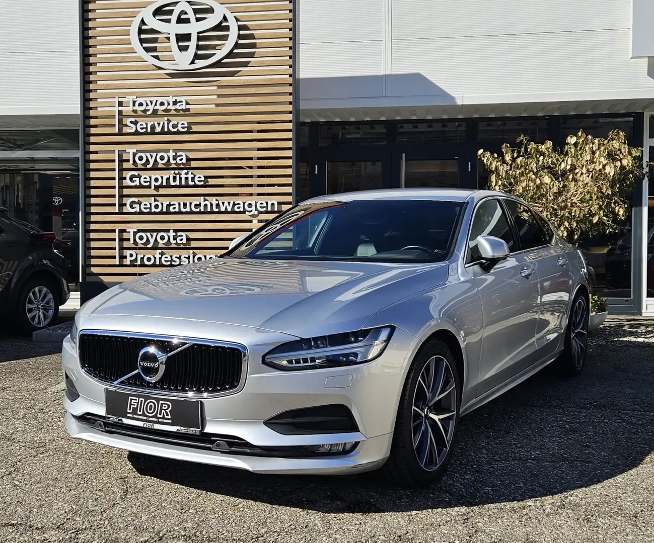Volvo S90 Lim. Momentum Pro srebrna - 1