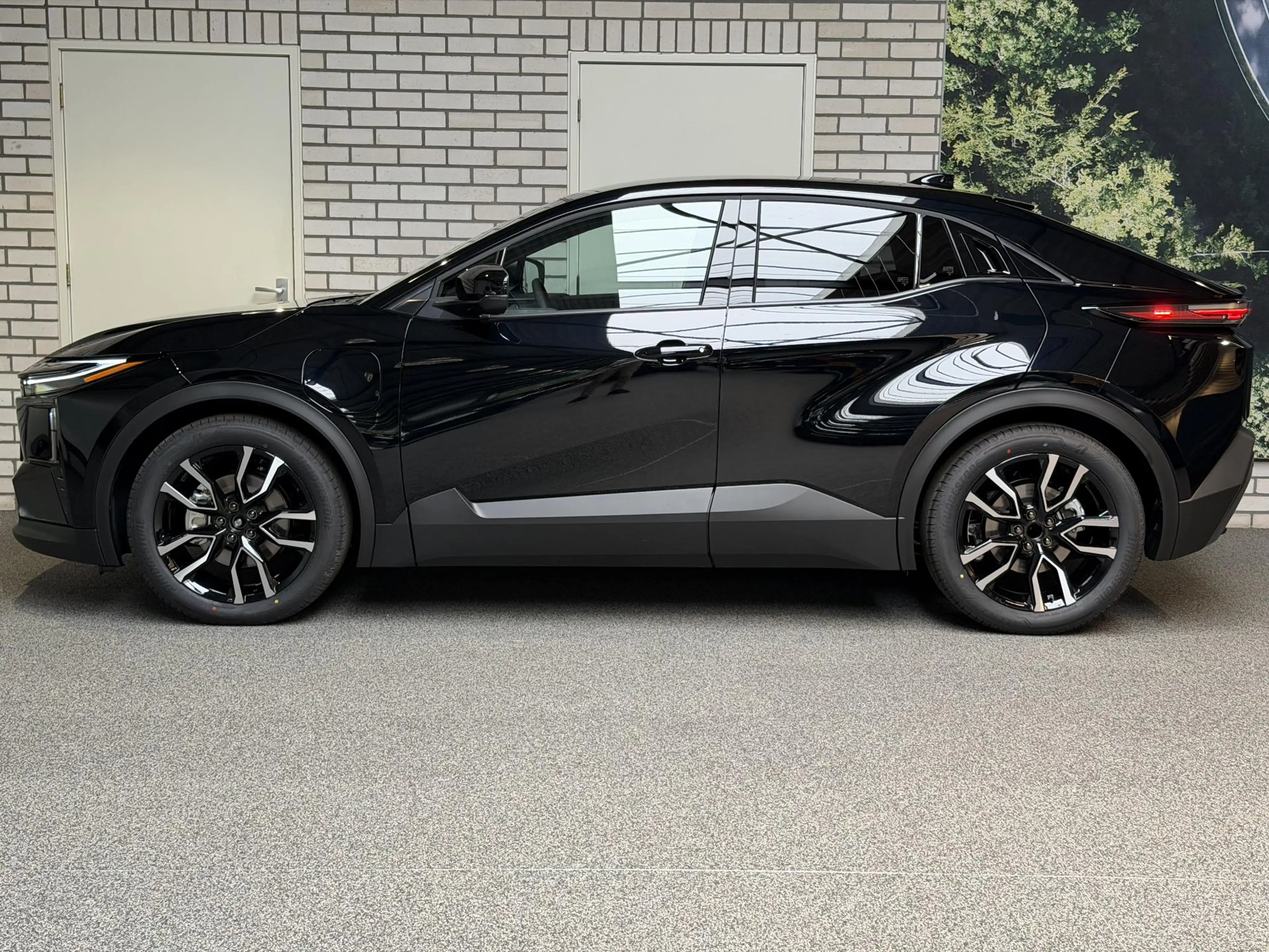 Toyota C-HR+ First Edition 77 kWh Uit voorraad leverbaar! — photo 2