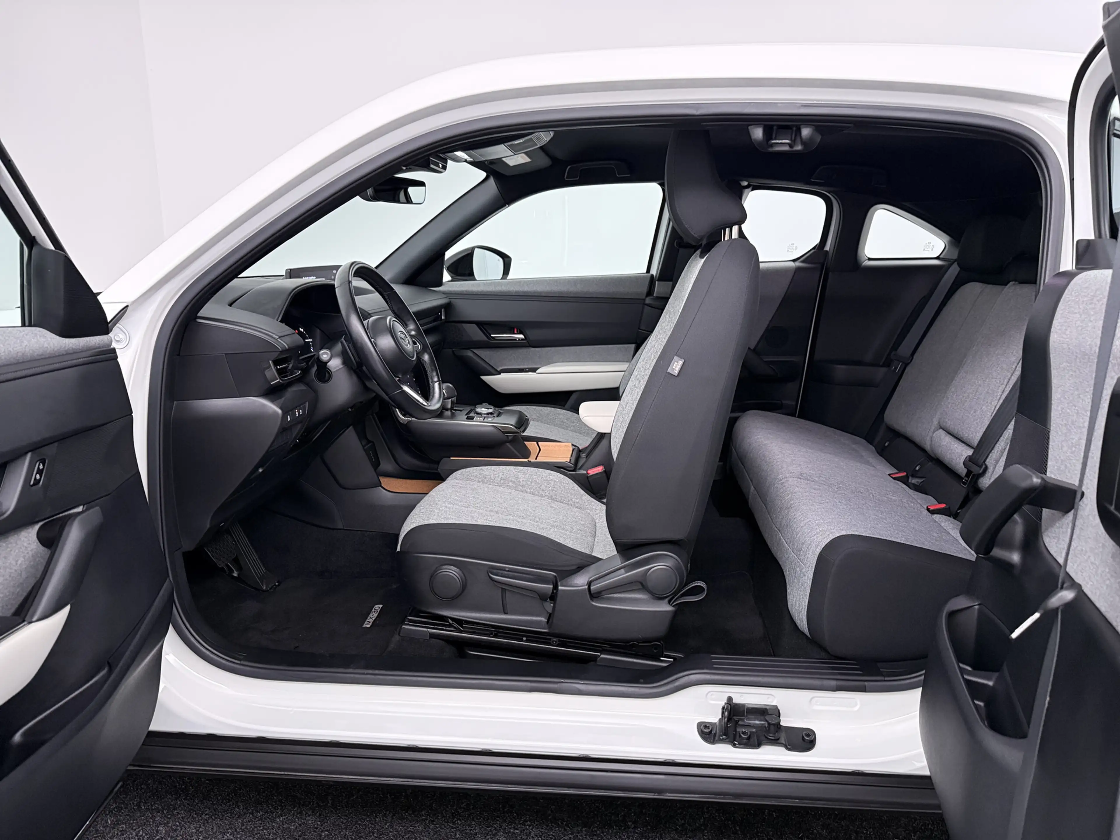 Mazda MX-30 e-SkyActiv 145 Comfort 36 kWh Onderweg-naar-dealer — photo 12