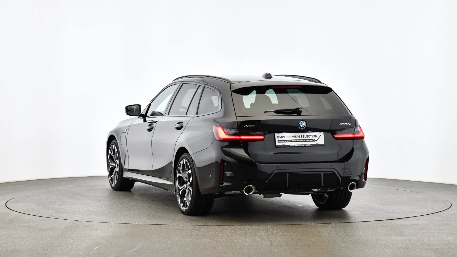 BMW 330 e xDrive Schwarz - 2