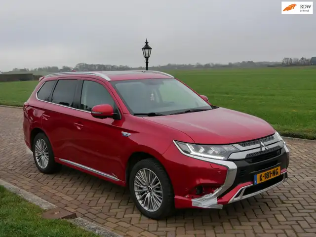 Mitsubishi Outlander 2.4 PHEV Intense+ 4 WD AUDIO PANO***11199**NETTO**