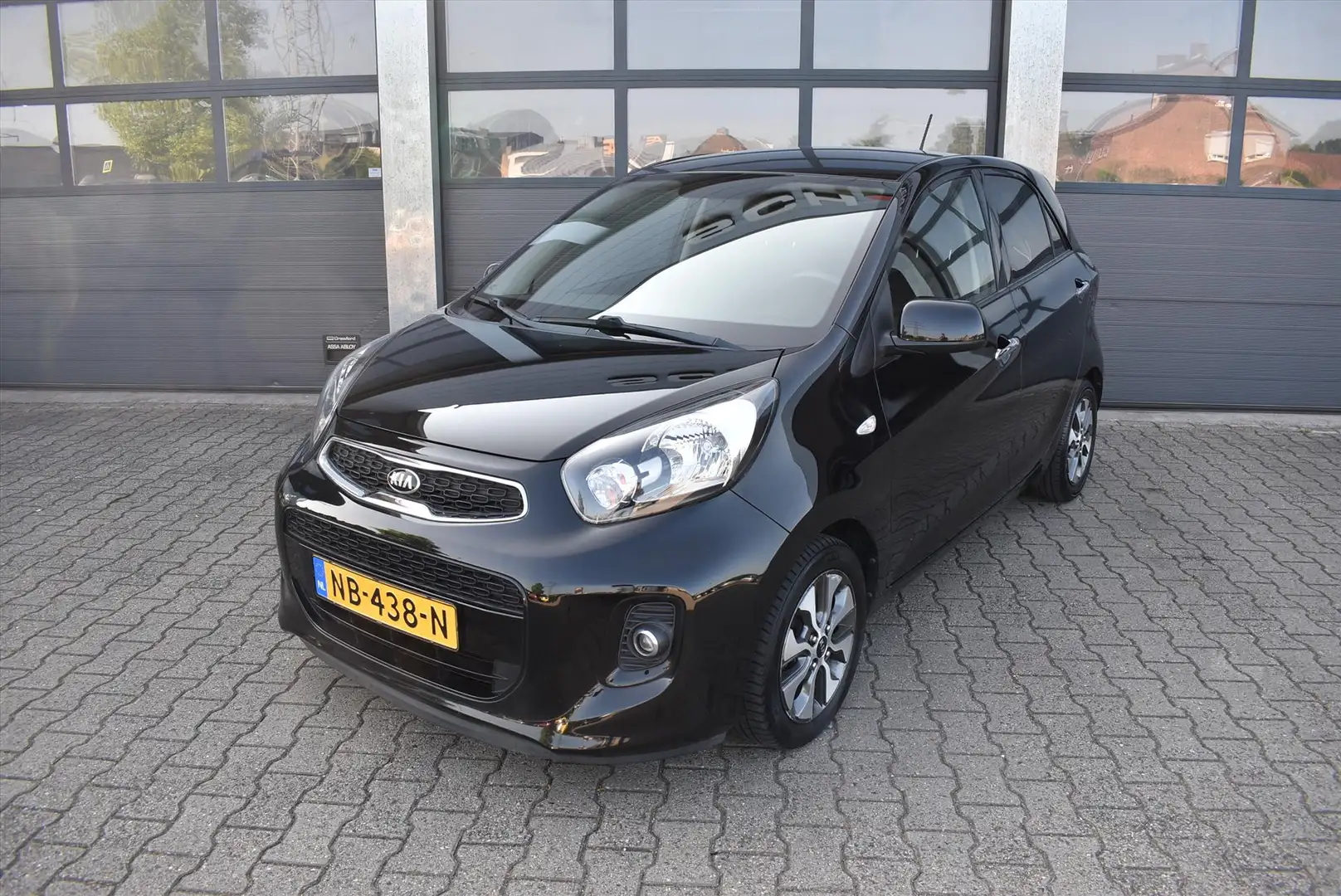 Kia Picanto 1.0 CVVT 66pk 5-drs ComfortPlusLine Navigator Zwart - 1