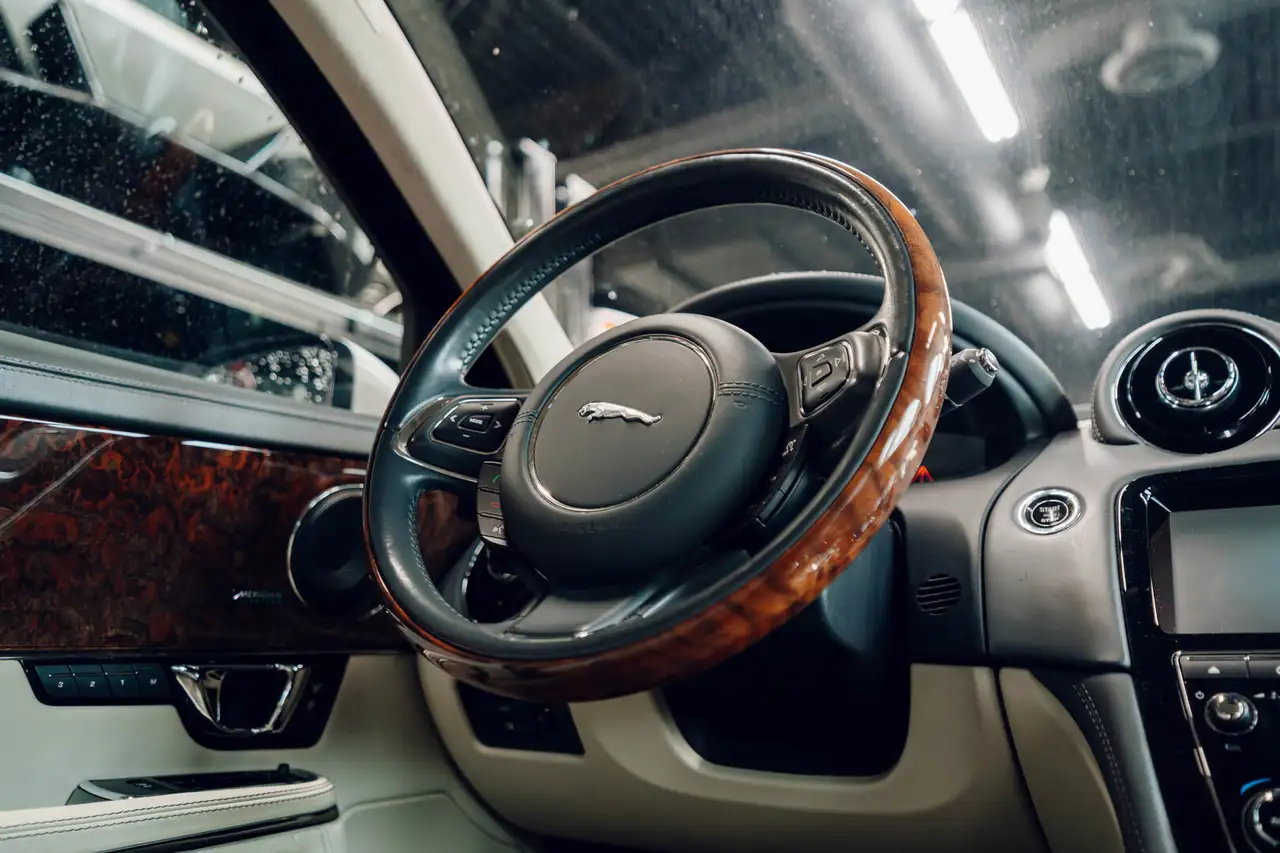 Jaguar XJ снимка Jaguar XJ
