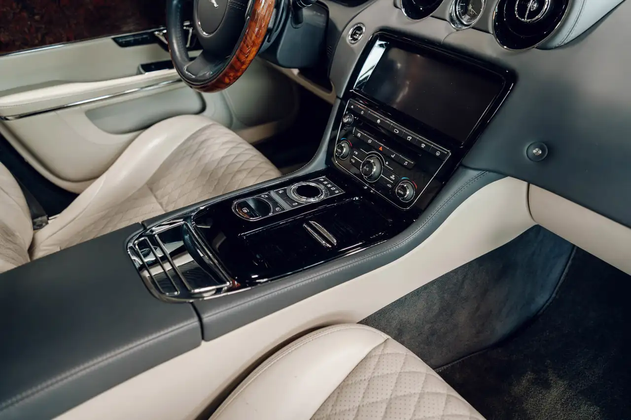 Jaguar XJ снимка Jaguar XJ