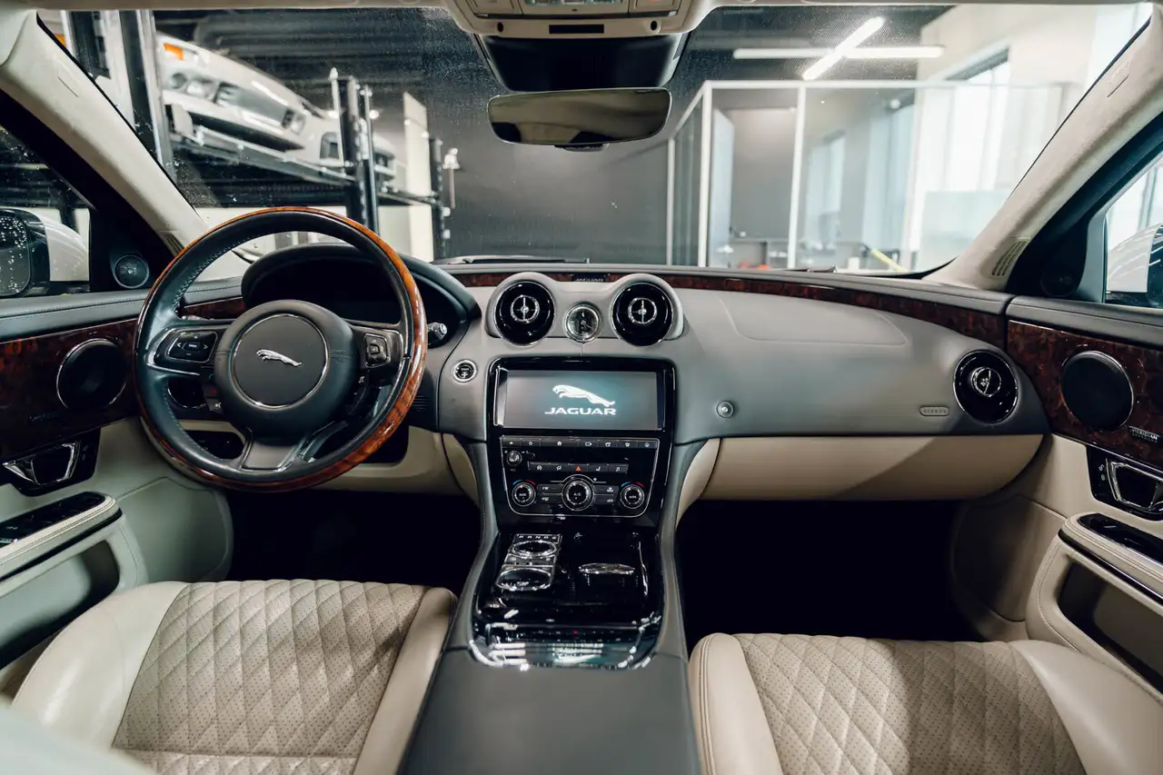 Jaguar XJ снимка Jaguar XJ