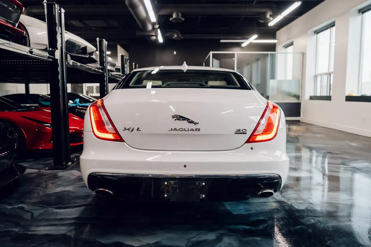 Jaguar XJ снимка Jaguar XJ