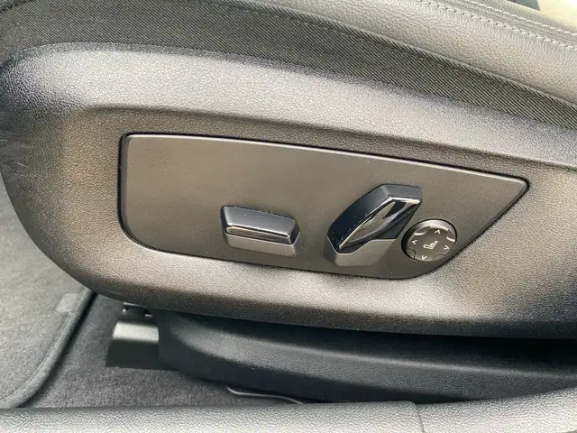 BMW 5 Series view 14